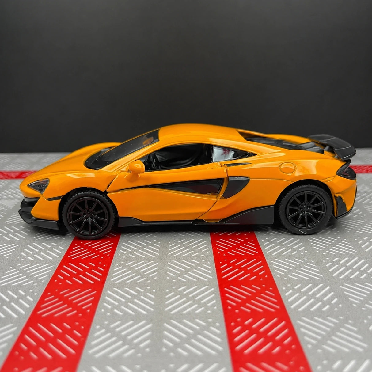 McLaren 2015 600LT Orange 1:36 – Diecast Display Model Die-Cast