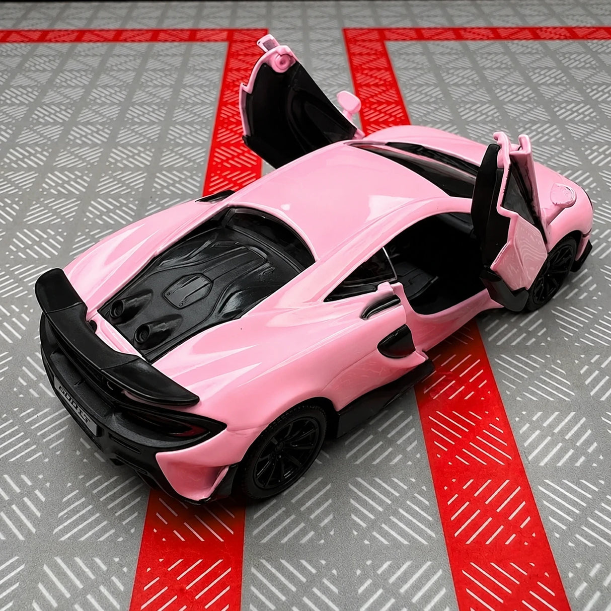 McLaren 2015 600LT الوردي 1:36 – نموذج عرض مصبوب، مصبوب.