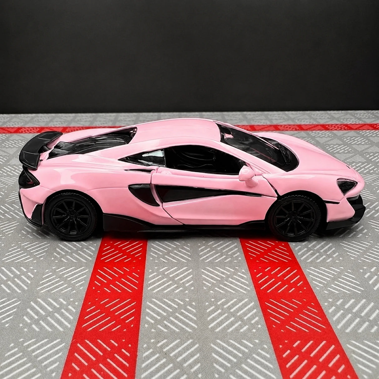 McLaren 2015 600LT الوردي 1:36 – نموذج عرض مصبوب، مصبوب.