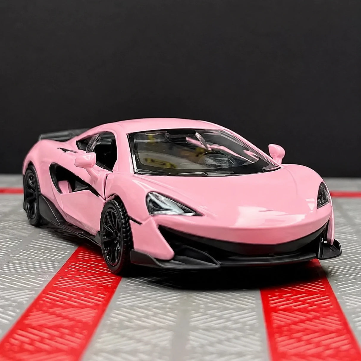 McLaren 2015 600LT الوردي 1:36 – نموذج عرض مصبوب، مصبوب.