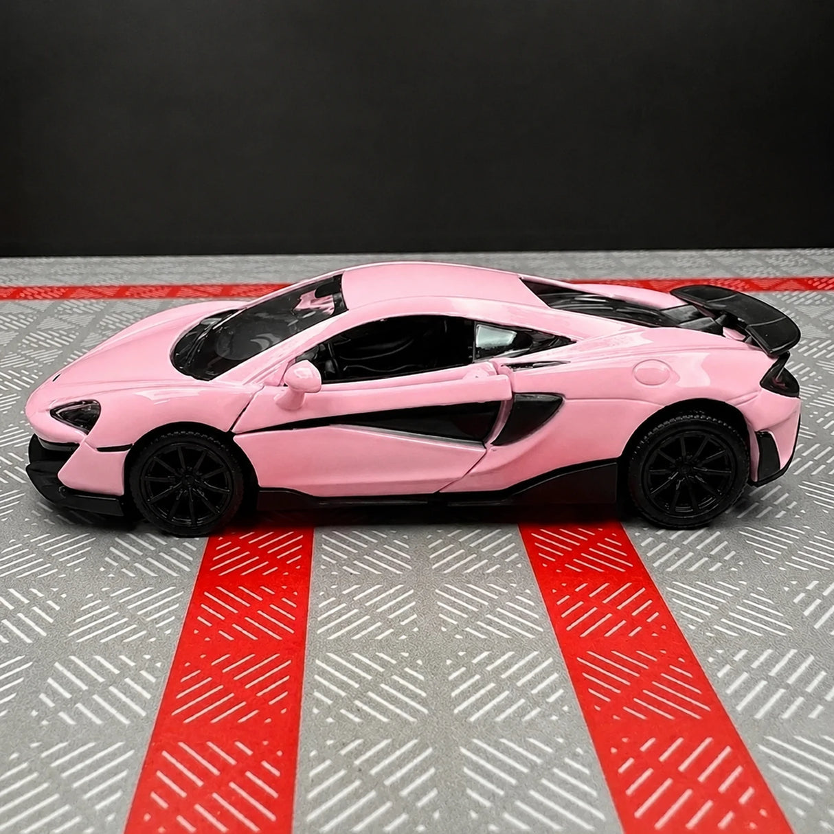 McLaren 2015 600LT الوردي 1:36 – نموذج عرض مصبوب، مصبوب.
