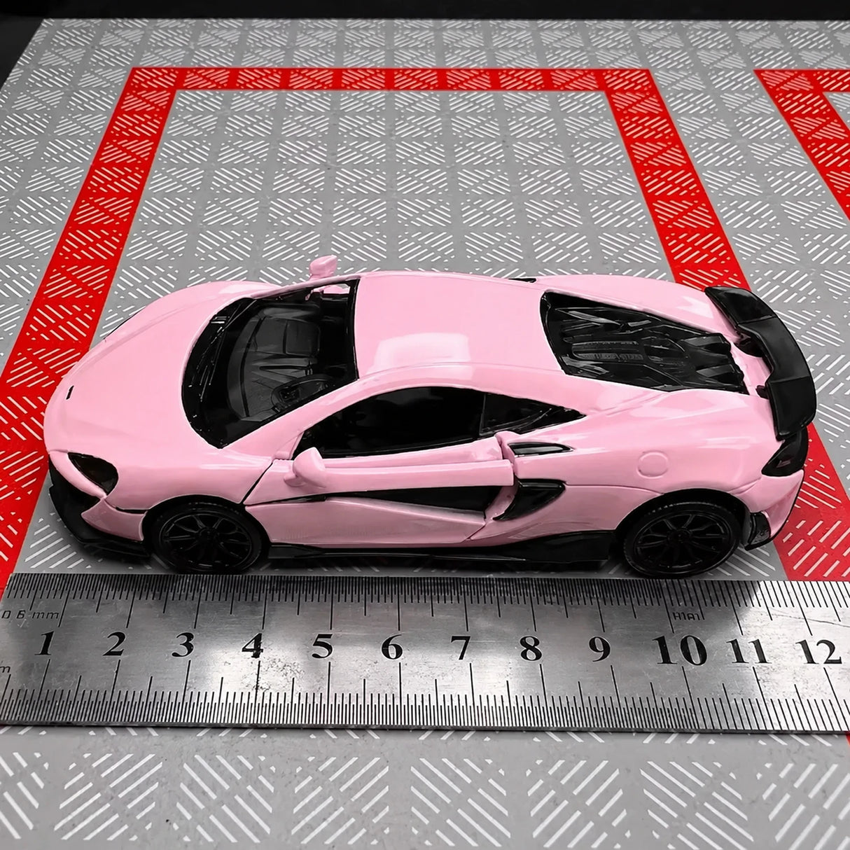 McLaren 2015 600LT الوردي 1:36 – نموذج عرض مصبوب، مصبوب.