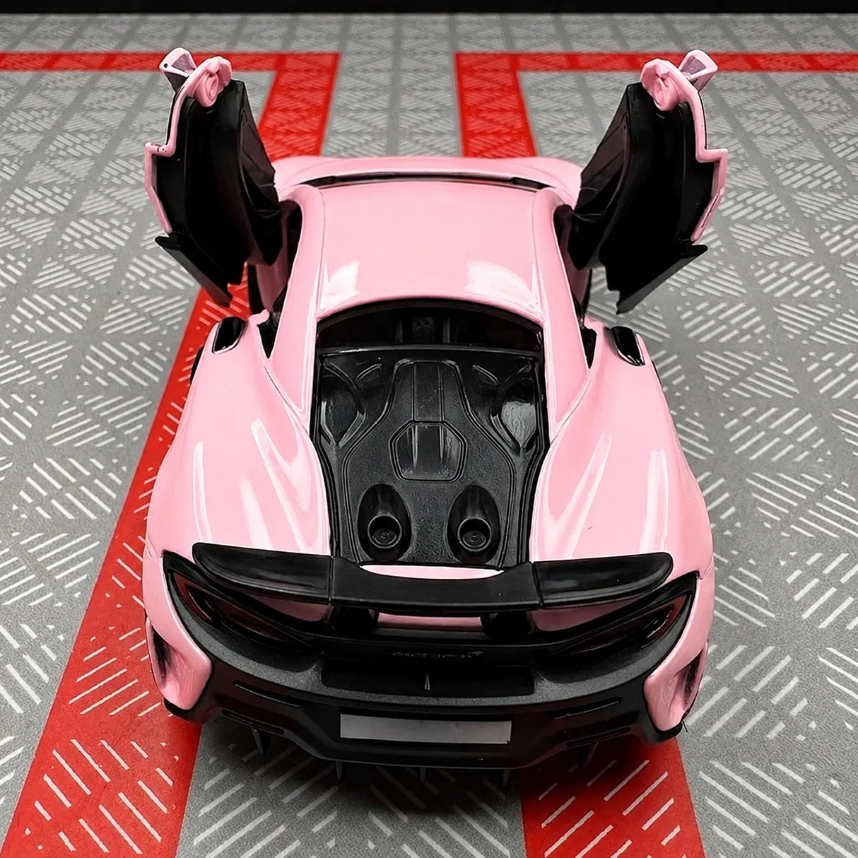 McLaren 2015 600LT الوردي 1:36 – نموذج عرض مصبوب، مصبوب.