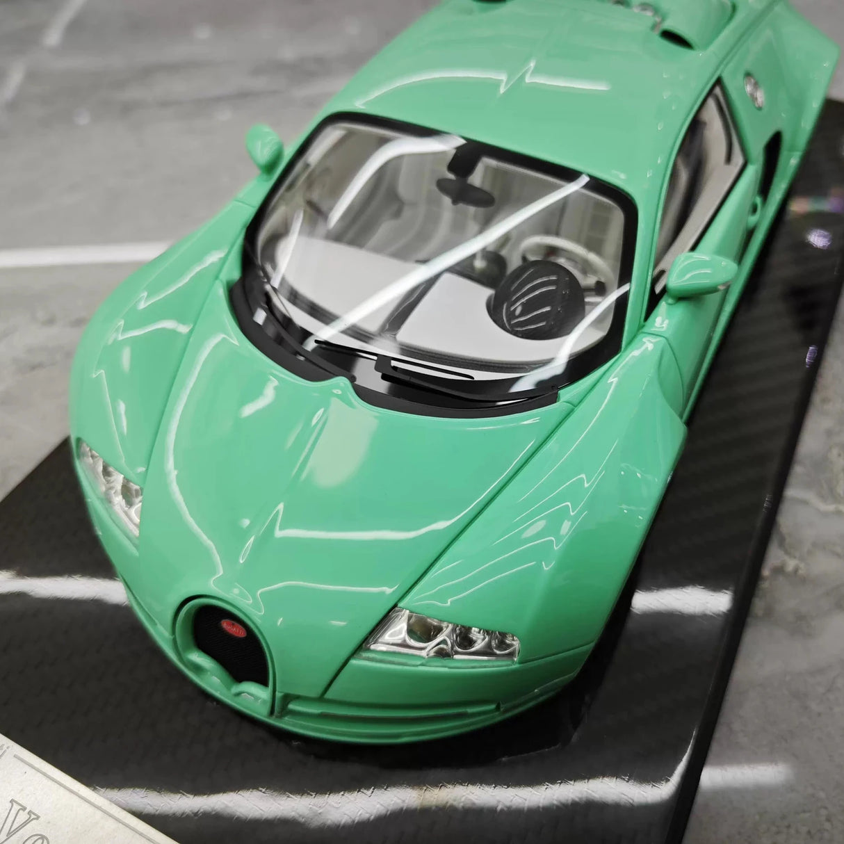 Ultra Unique Bugatti 2005 Veyron Blue 1:18 – Verzamelbare hars modelresin
