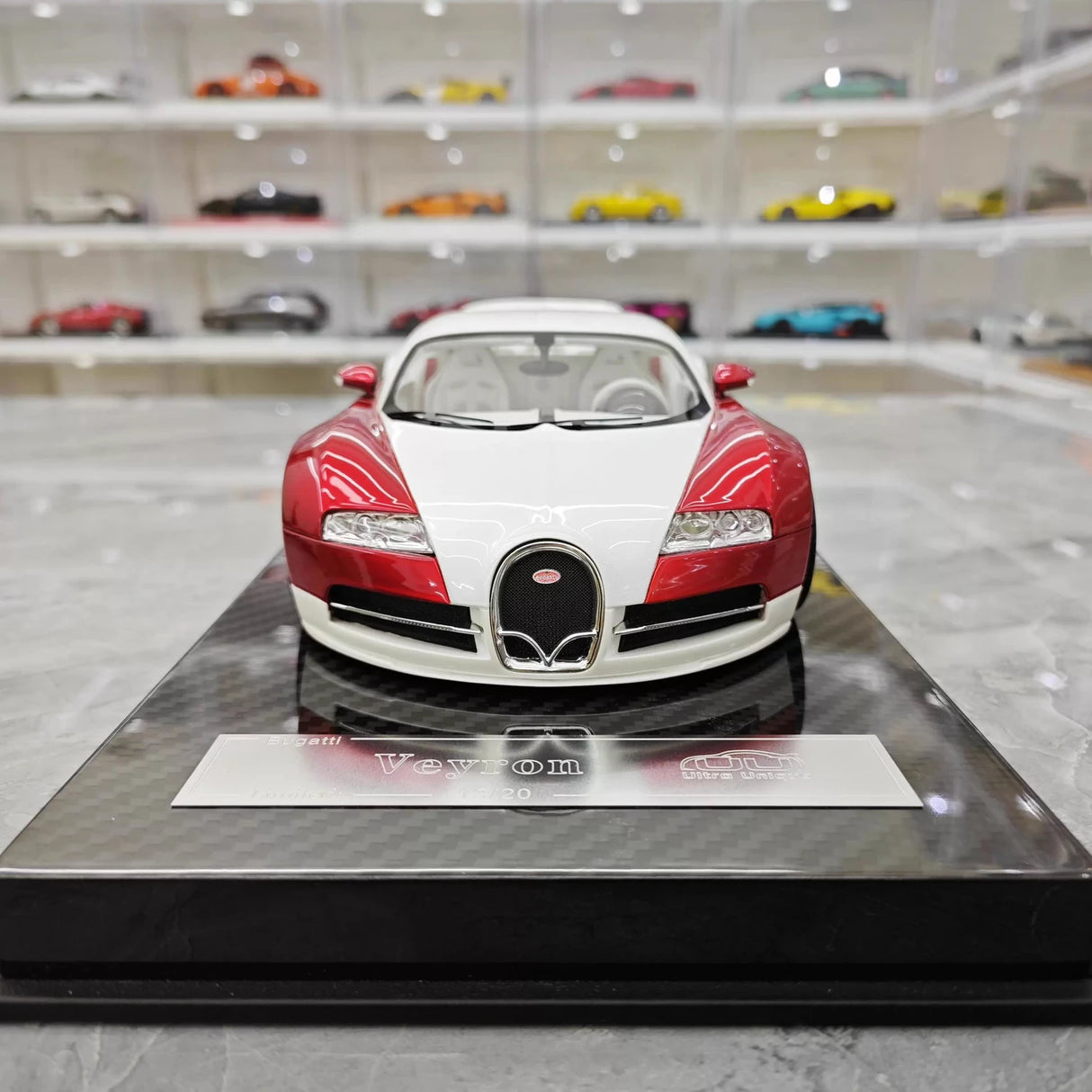 Ultra Unique Bugatti 2005 Veyron Witte en Rode 1:18 – Verzamelbare Resin Modelresin