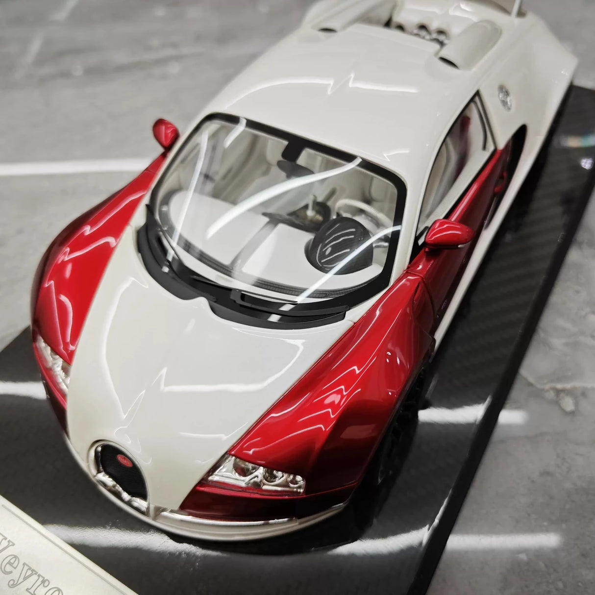 Ultra Unique Bugatti 2005 Veyron Witte en Rode 1:18 – Verzamelbare Resin Modelresin