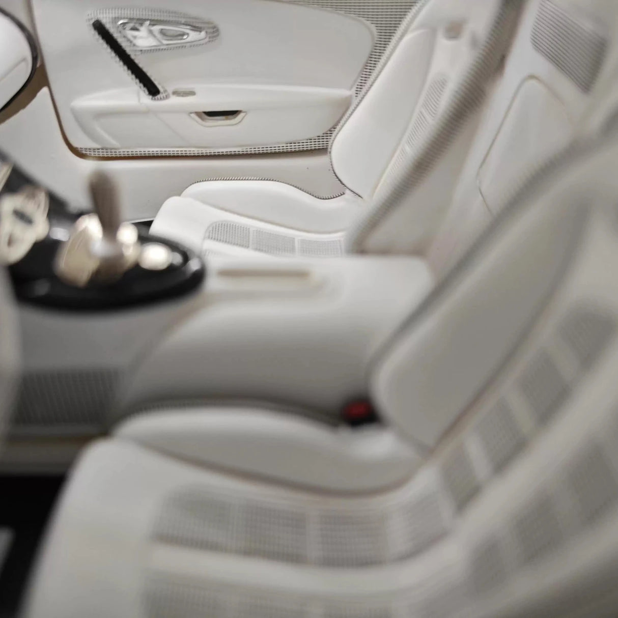 Ultra Unique Bugatti 2005 Veyron Witte en Rode 1:18 – Verzamelbare Resin Modelresin