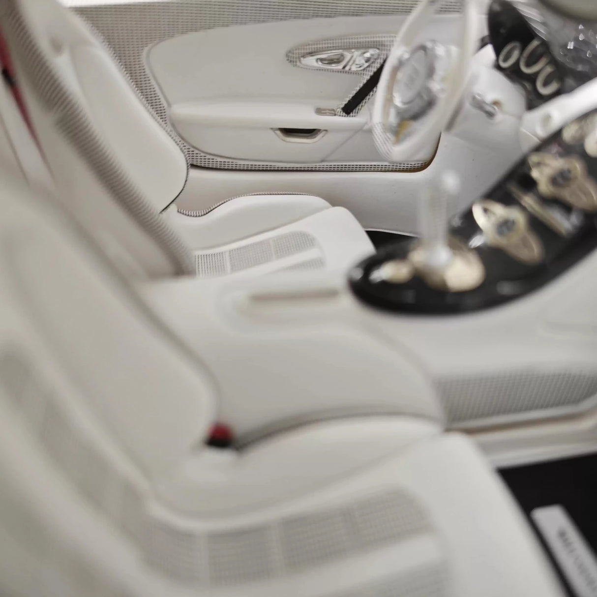 Ultra Unique Bugatti 2005 Veyron Witte en Rode 1:18 – Verzamelbare Resin Modelresin