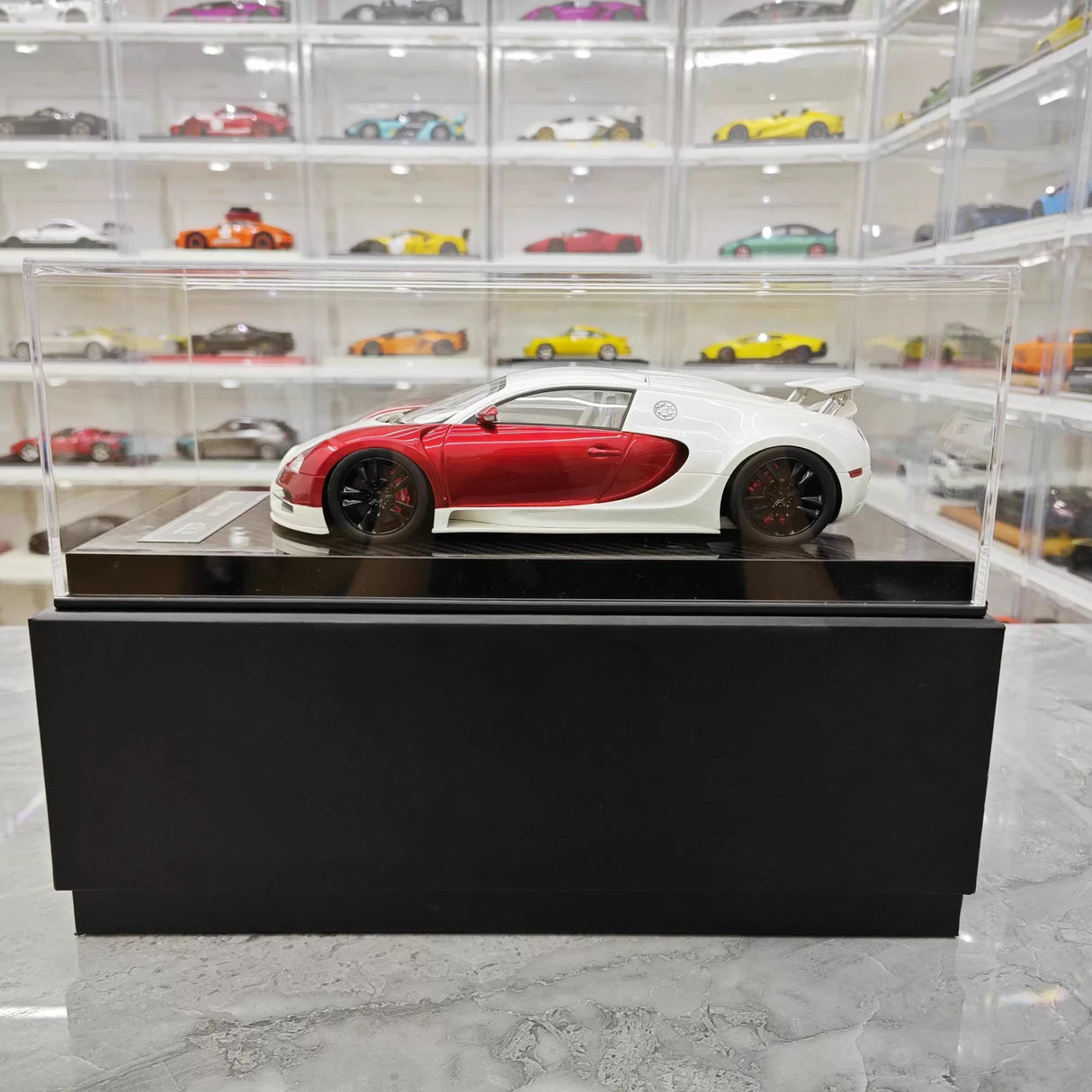 Ultra Unique Bugatti 2005 Veyron Witte en Rode 1:18 – Verzamelbare Resin Modelresin