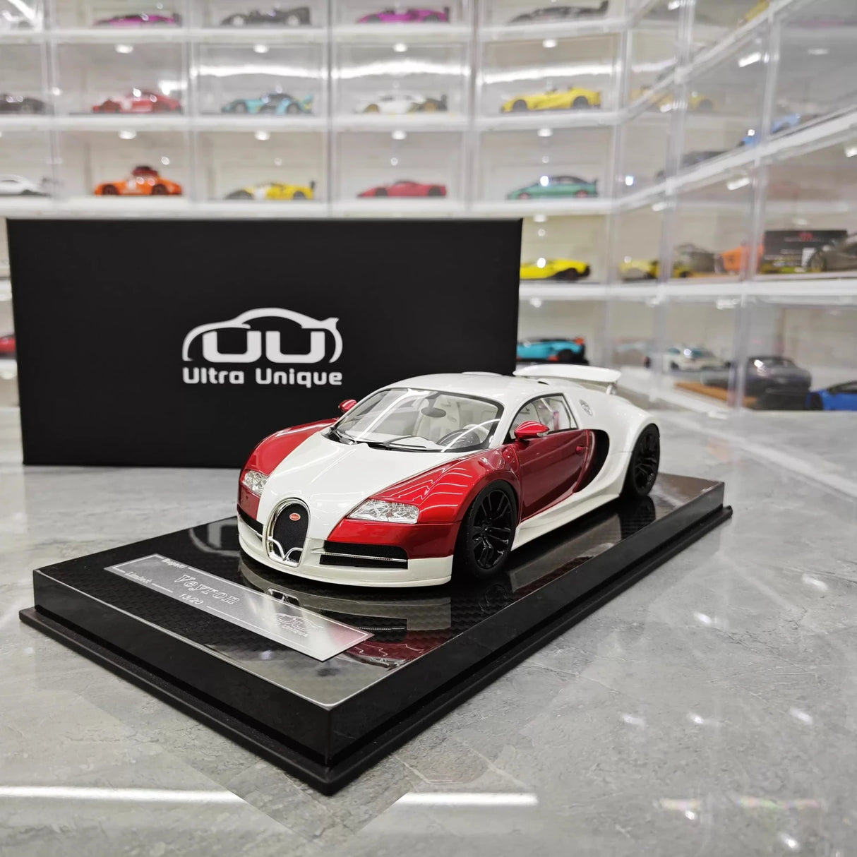 Ultra Unique Bugatti 2005 Veyron Witte en Rode 1:18 – Verzamelbare Resin Modelresin
