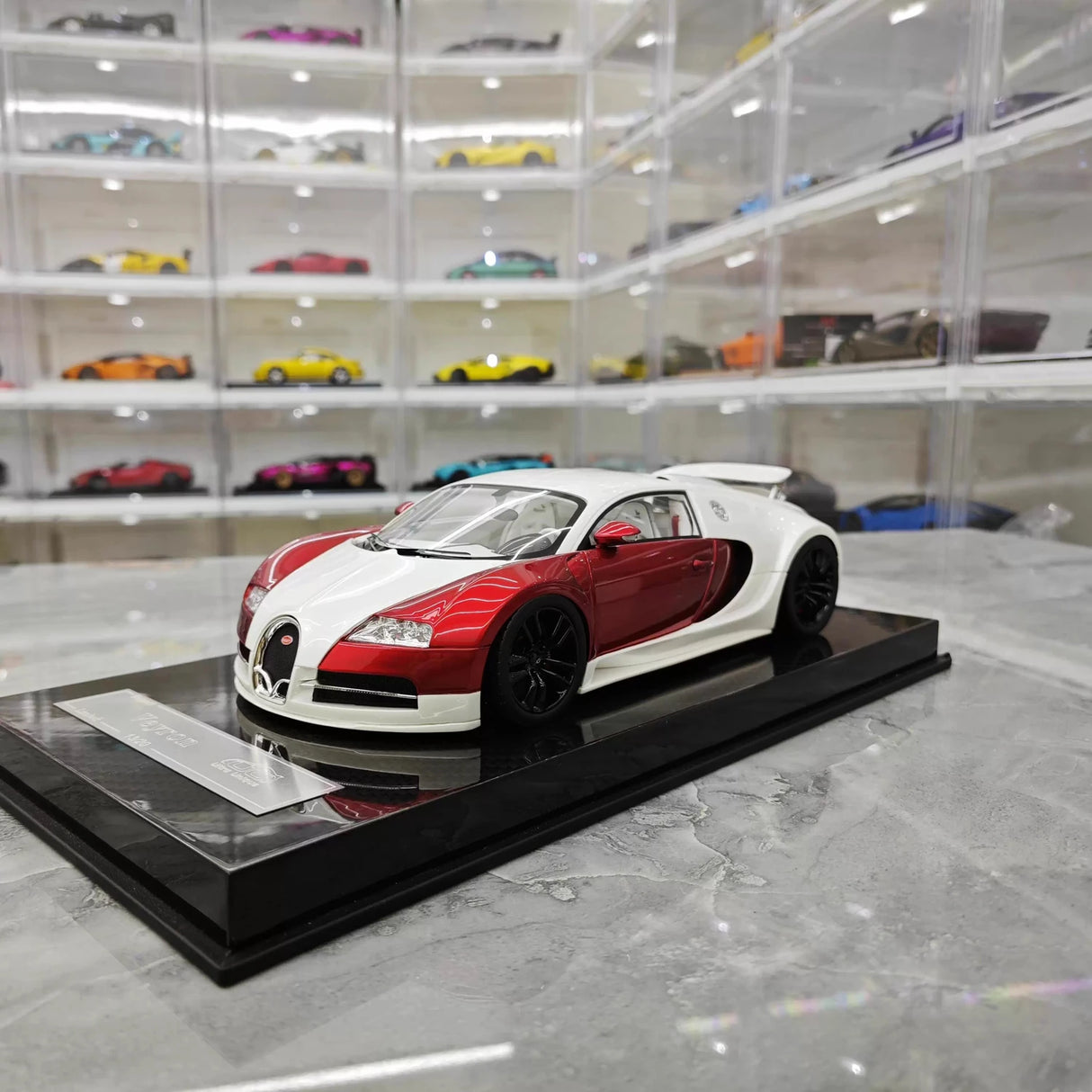 Ultra Unique Bugatti 2005 Veyron Witte en Rode 1:18 – Verzamelbare Resin Modelresin