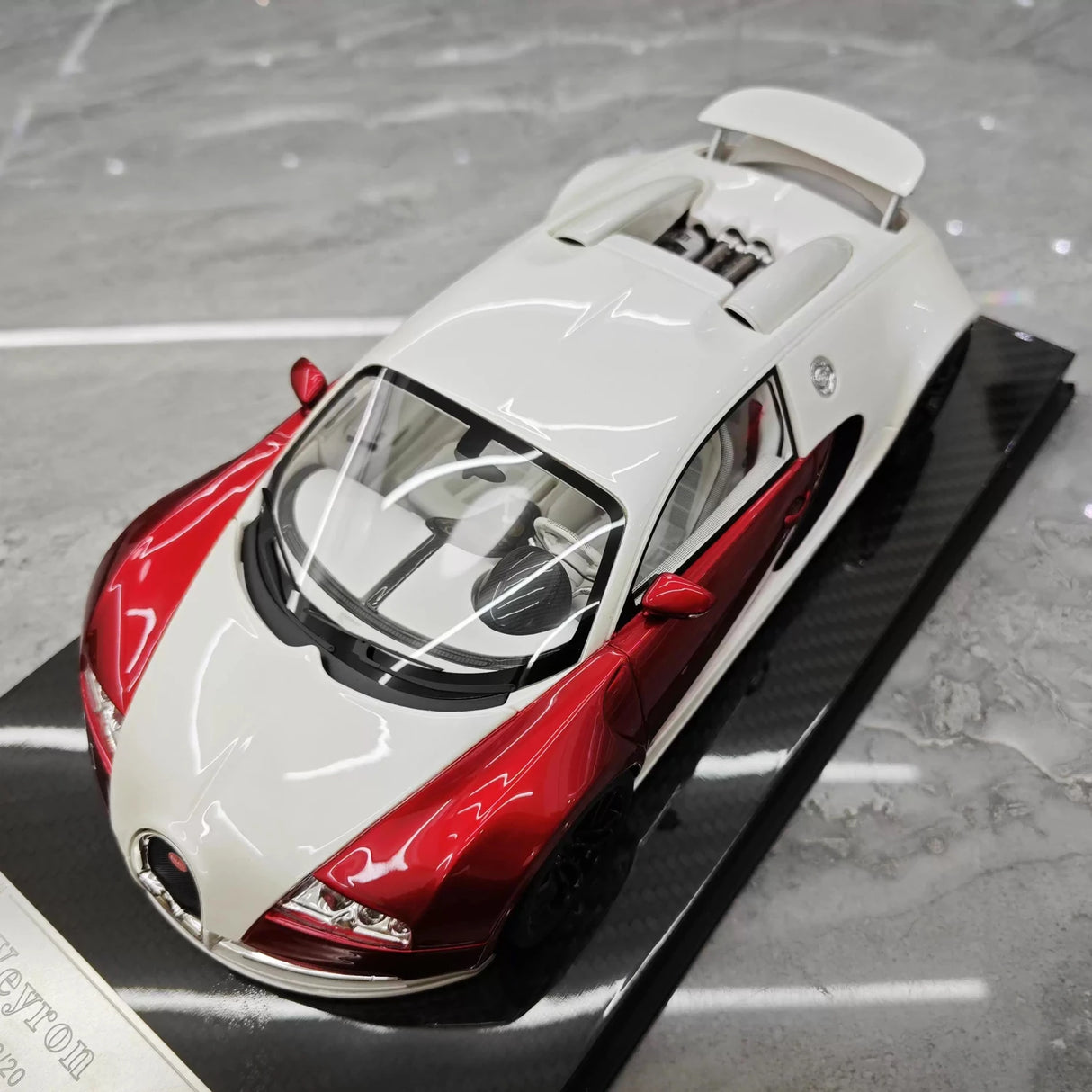 Ultra Unique Bugatti 2005 Veyron Witte en Rode 1:18 – Verzamelbare Resin Modelresin