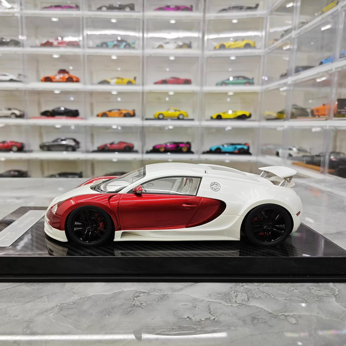 Ultra Unique Bugatti 2005 Veyron Witte en Rode 1:18 – Verzamelbare Resin Modelresin