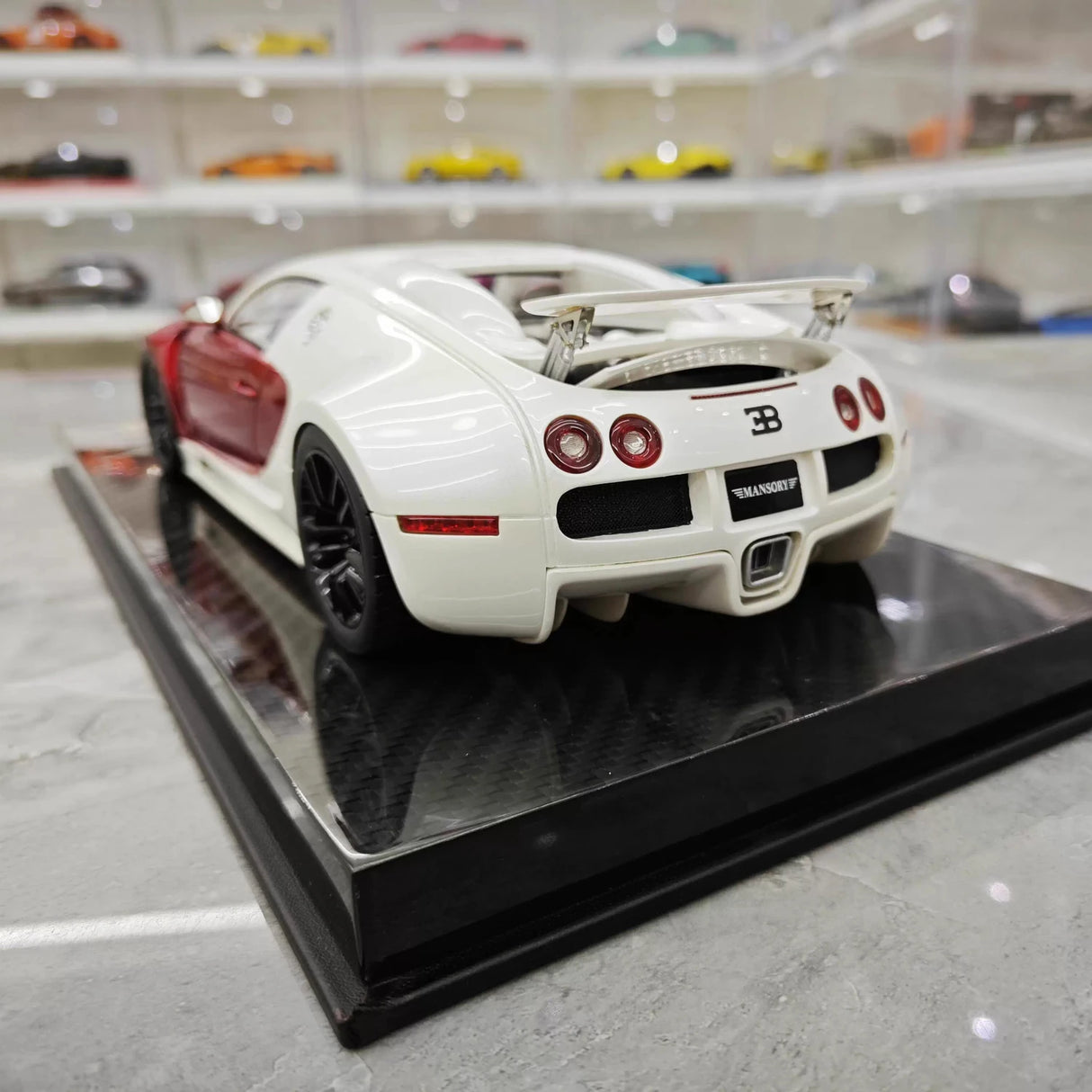 Ultra Unique Bugatti 2005 Veyron Witte en Rode 1:18 – Verzamelbare Resin Modelresin
