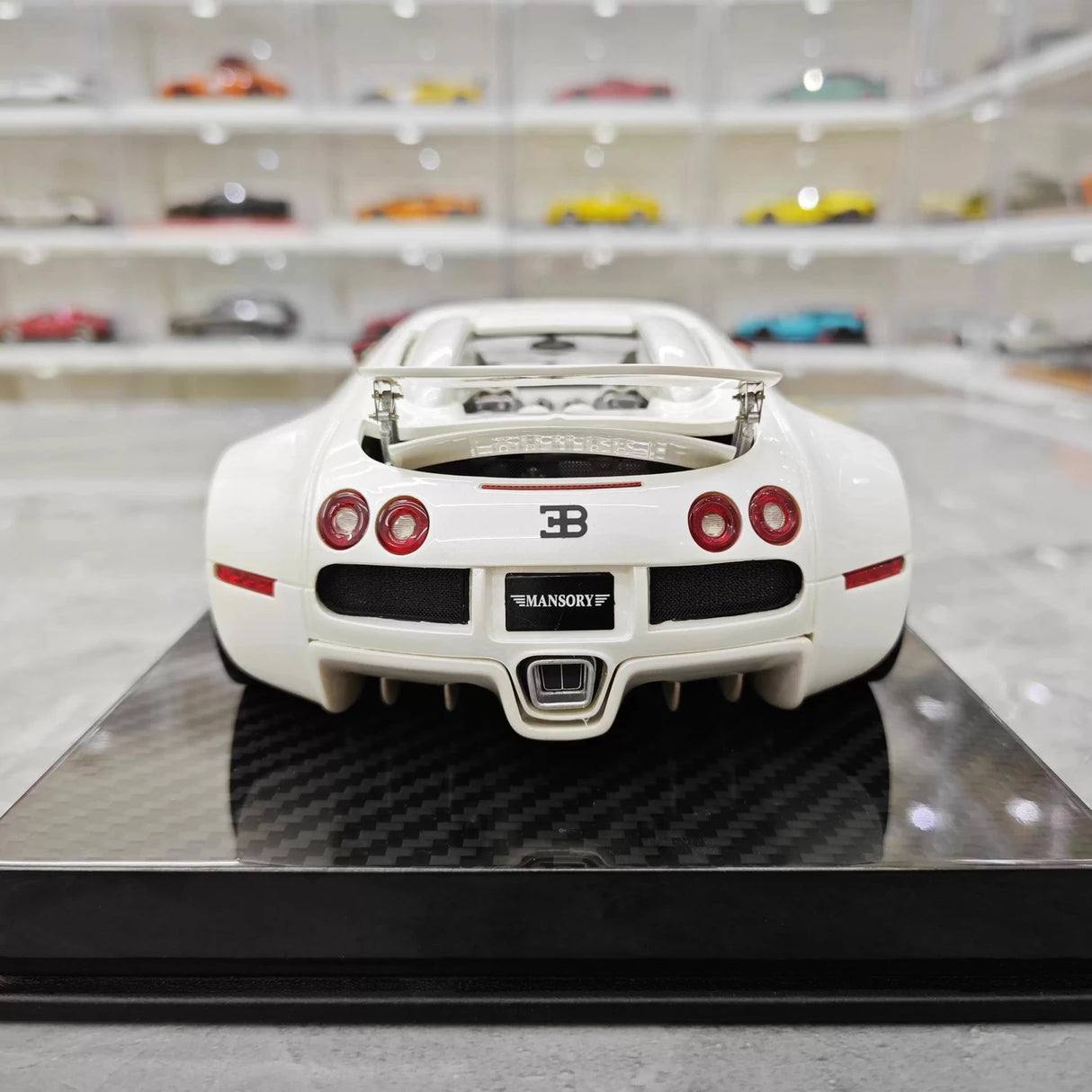 Ultra Unique Bugatti 2005 Veyron Witte en Rode 1:18 – Verzamelbare Resin Modelresin