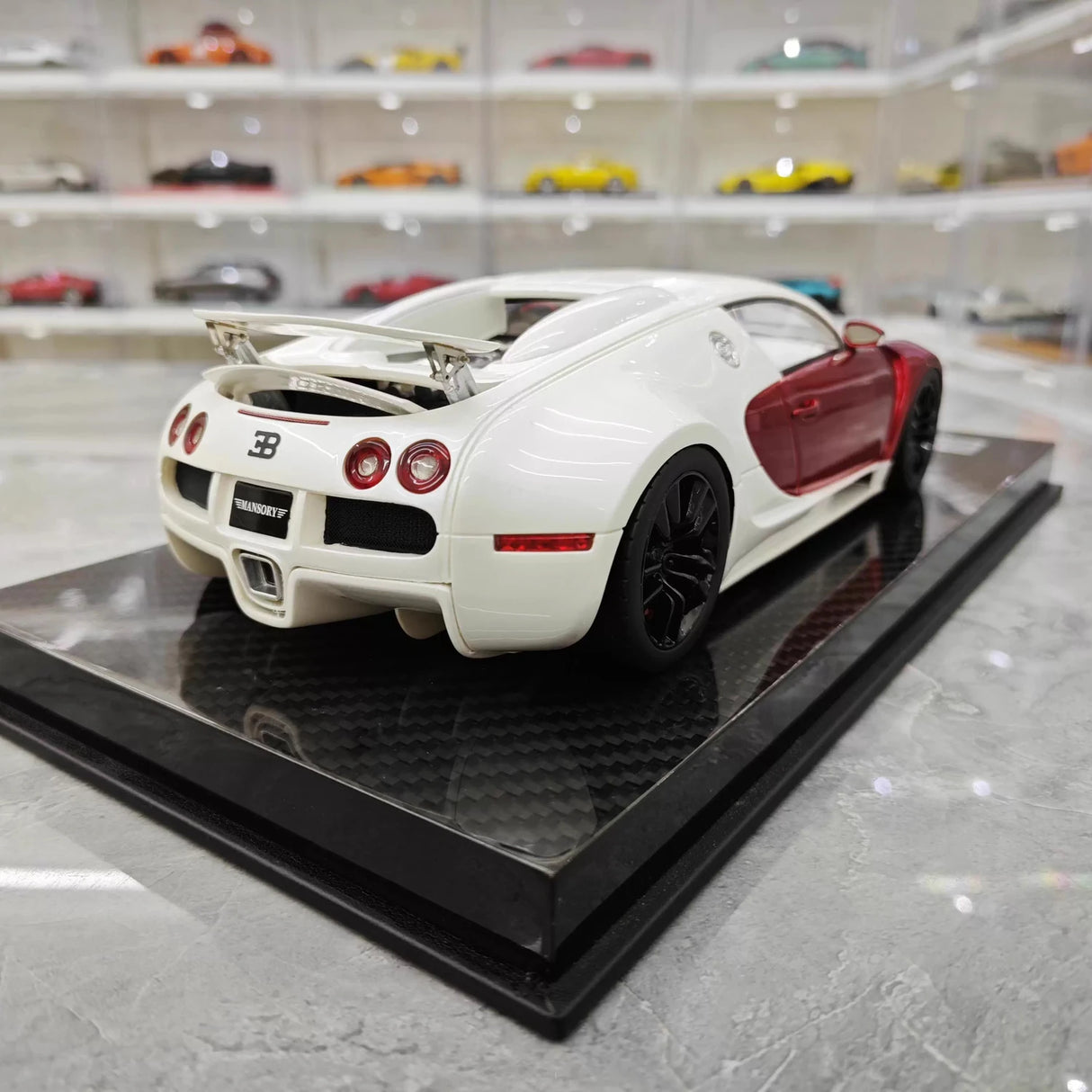 Ultra Unique Bugatti 2005 Veyron Witte en Rode 1:18 – Verzamelbare Resin Modelresin