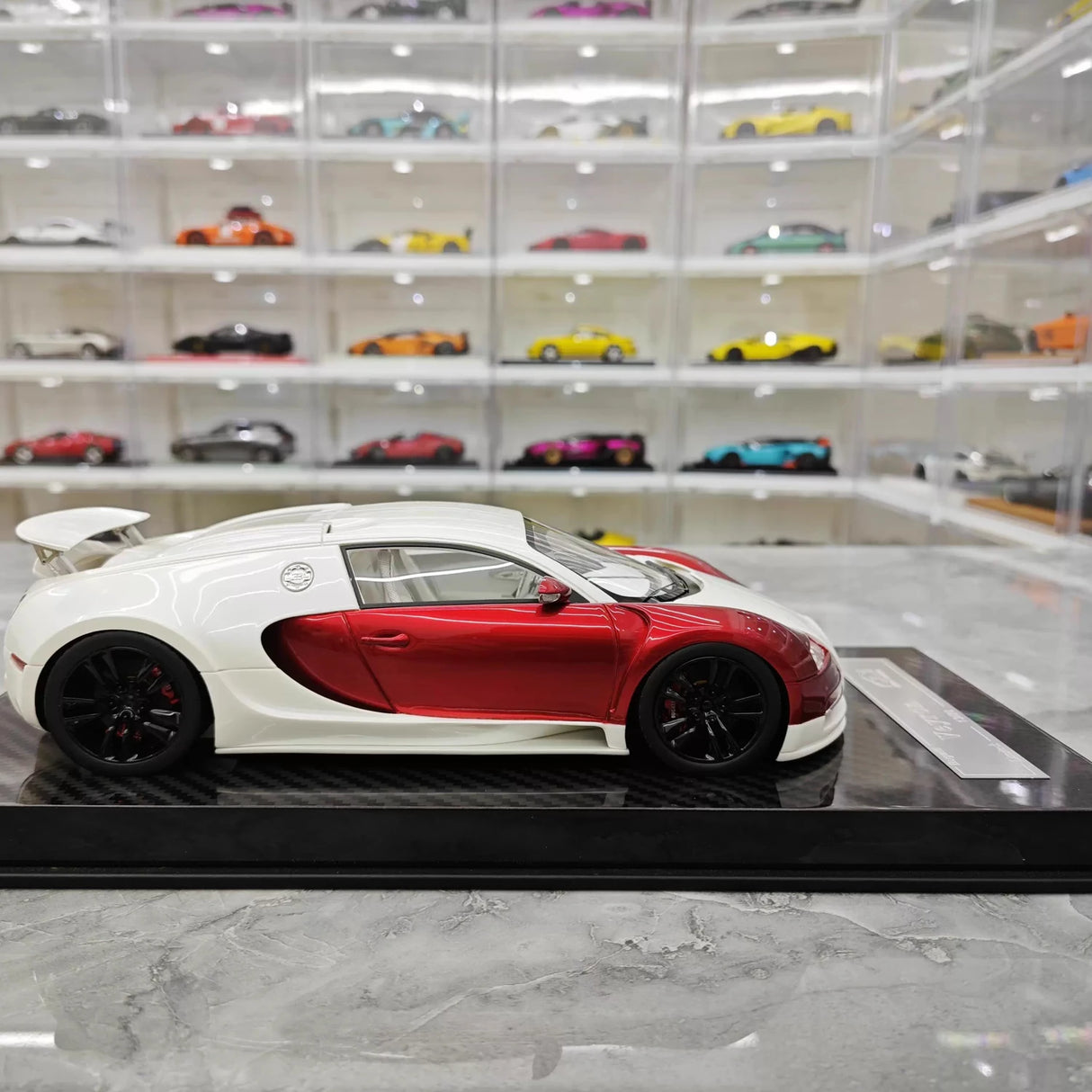Ultra Unique Bugatti 2005 Veyron Witte en Rode 1:18 – Verzamelbare Resin Modelresin