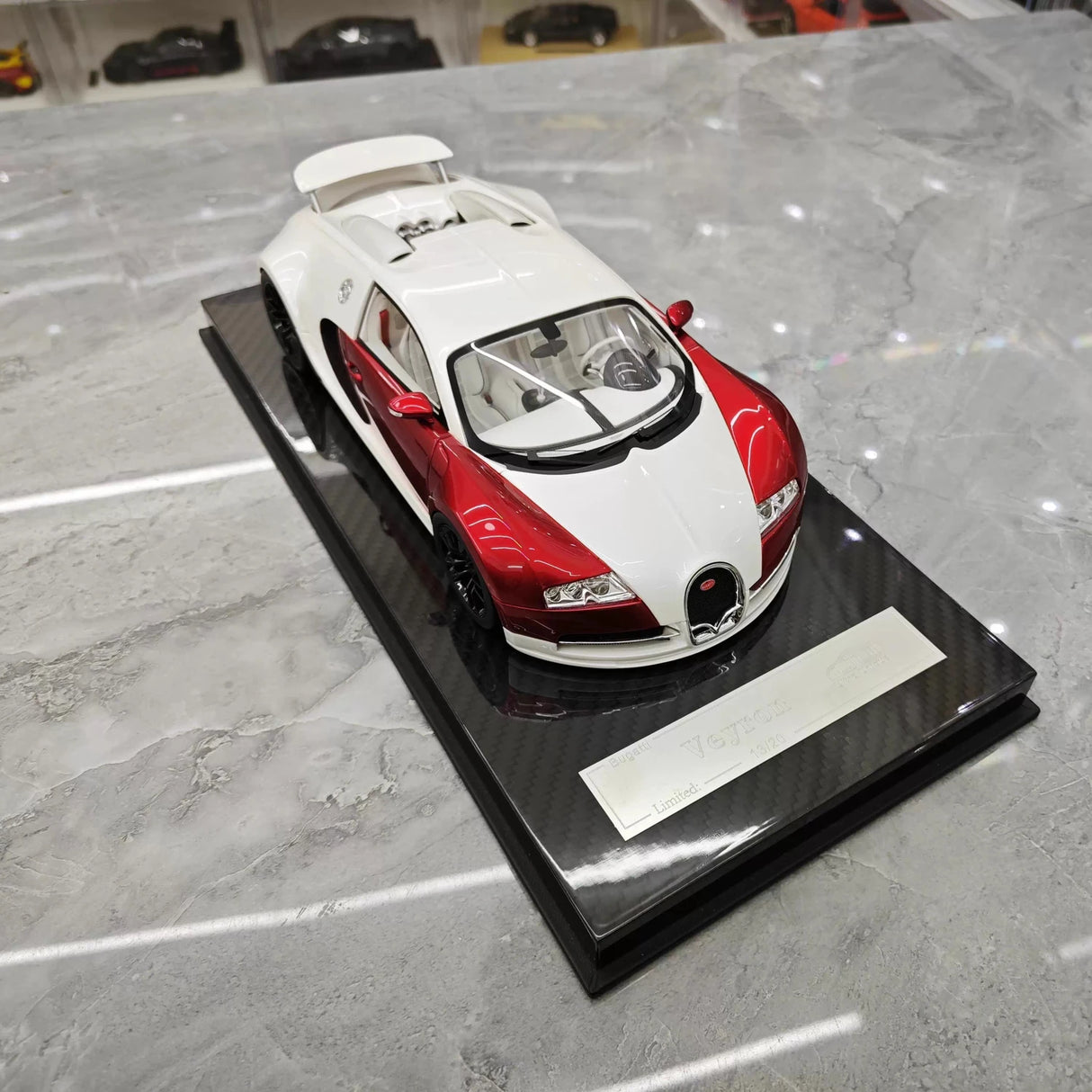 Ultra Unique Bugatti 2005 Veyron Witte en Rode 1:18 – Verzamelbare Resin Modelresin