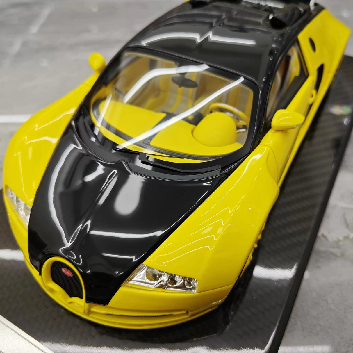 Ultra Unique Bugatti 2005 Veyron Geel en Zwart 1:18 – Verzamelbare resin modelresin resin