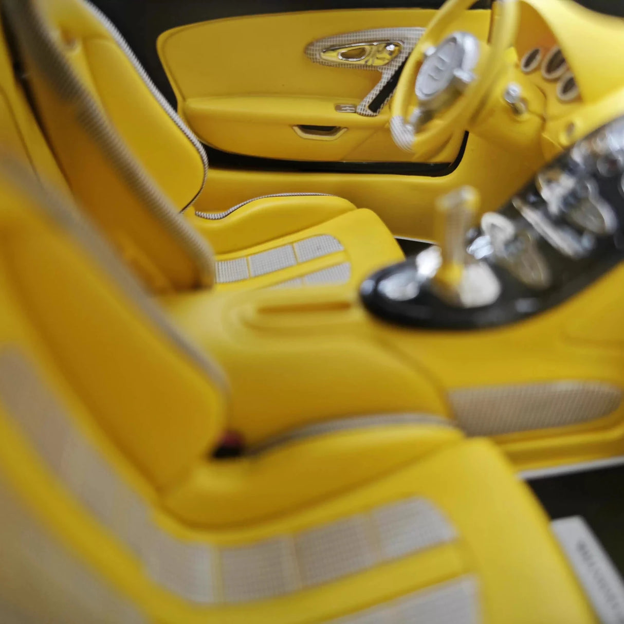 Ultra Unique Bugatti 2005 Veyron Geel en Zwart 1:18 – Verzamelbare resin modelresin resin