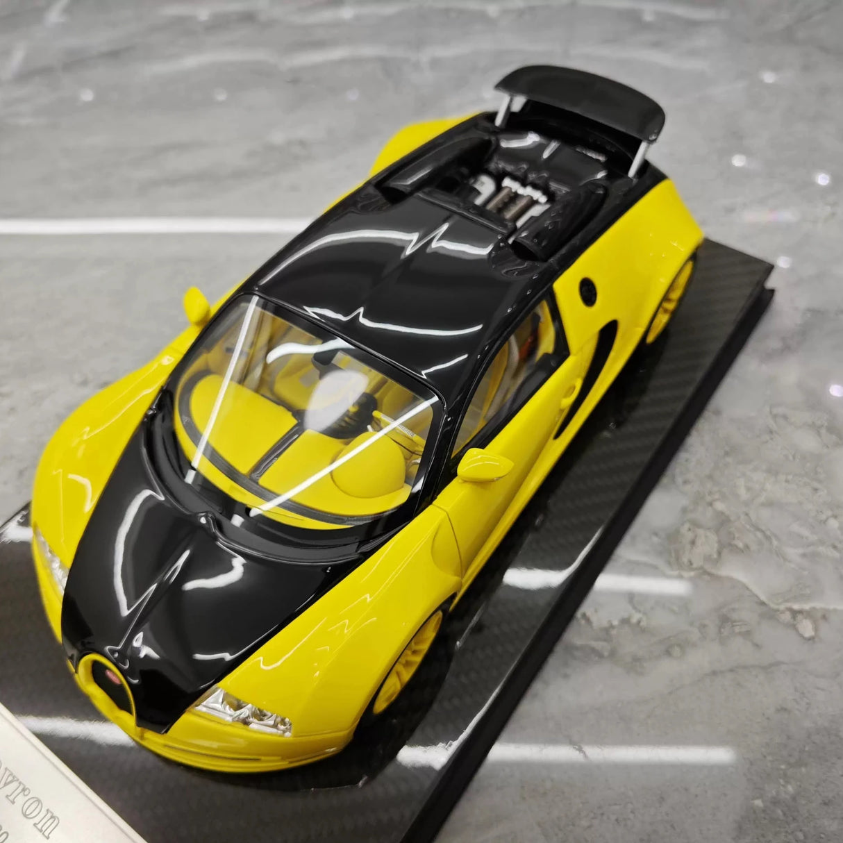 Ultra Unique Bugatti 2005 Veyron Geel en Zwart 1:18 – Verzamelbare resin modelresin resin