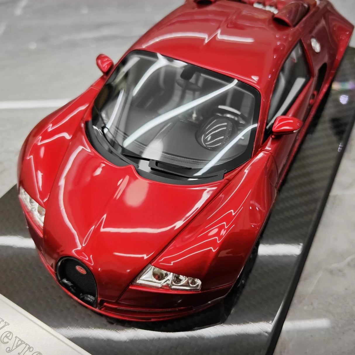 Ultra Unique Bugatti 2005 Veyron Red 1:18 – Verzamelbare Resin Modelresin
