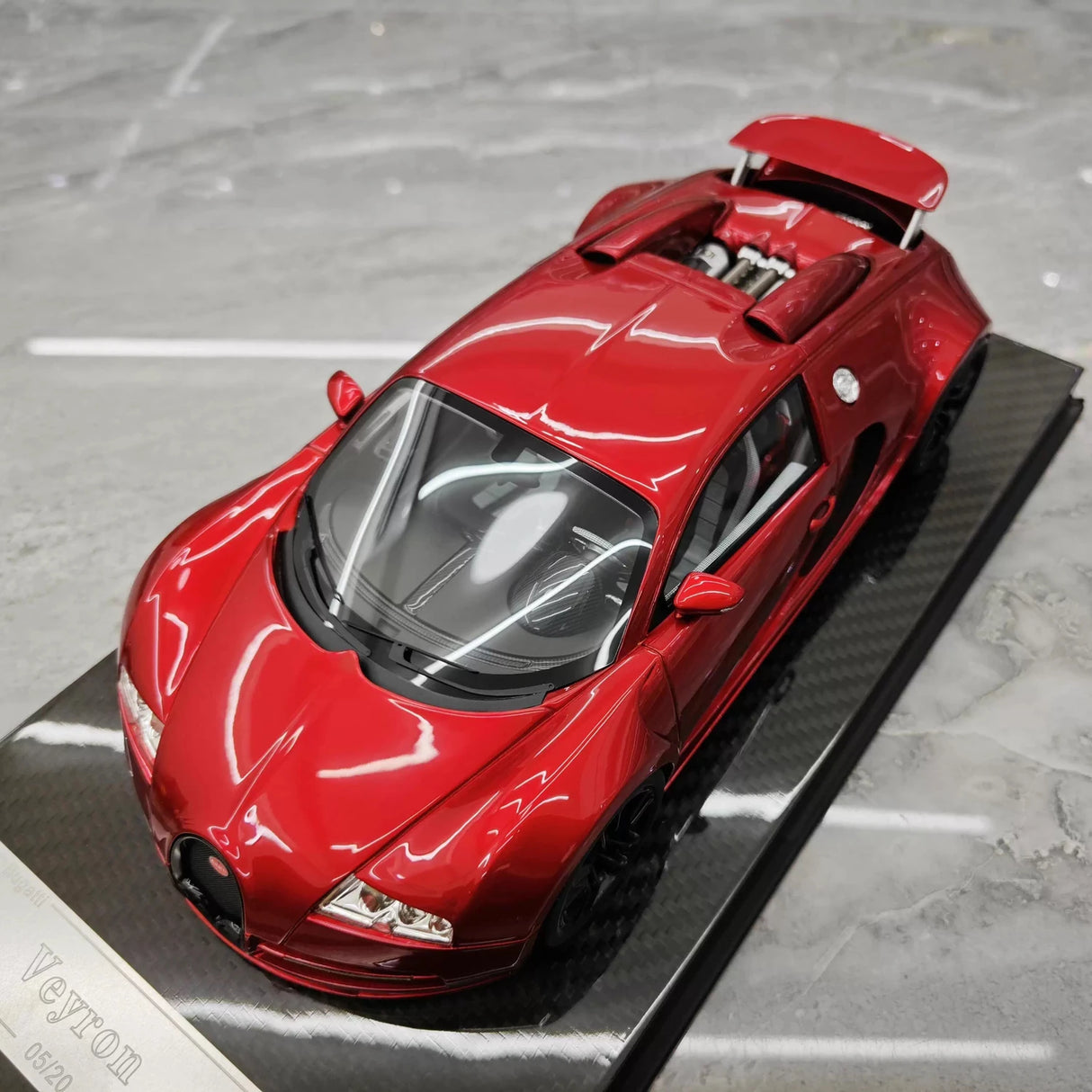 Ultra Unique Bugatti 2005 Veyron Red 1:18 – Verzamelbare Resin Modelresin