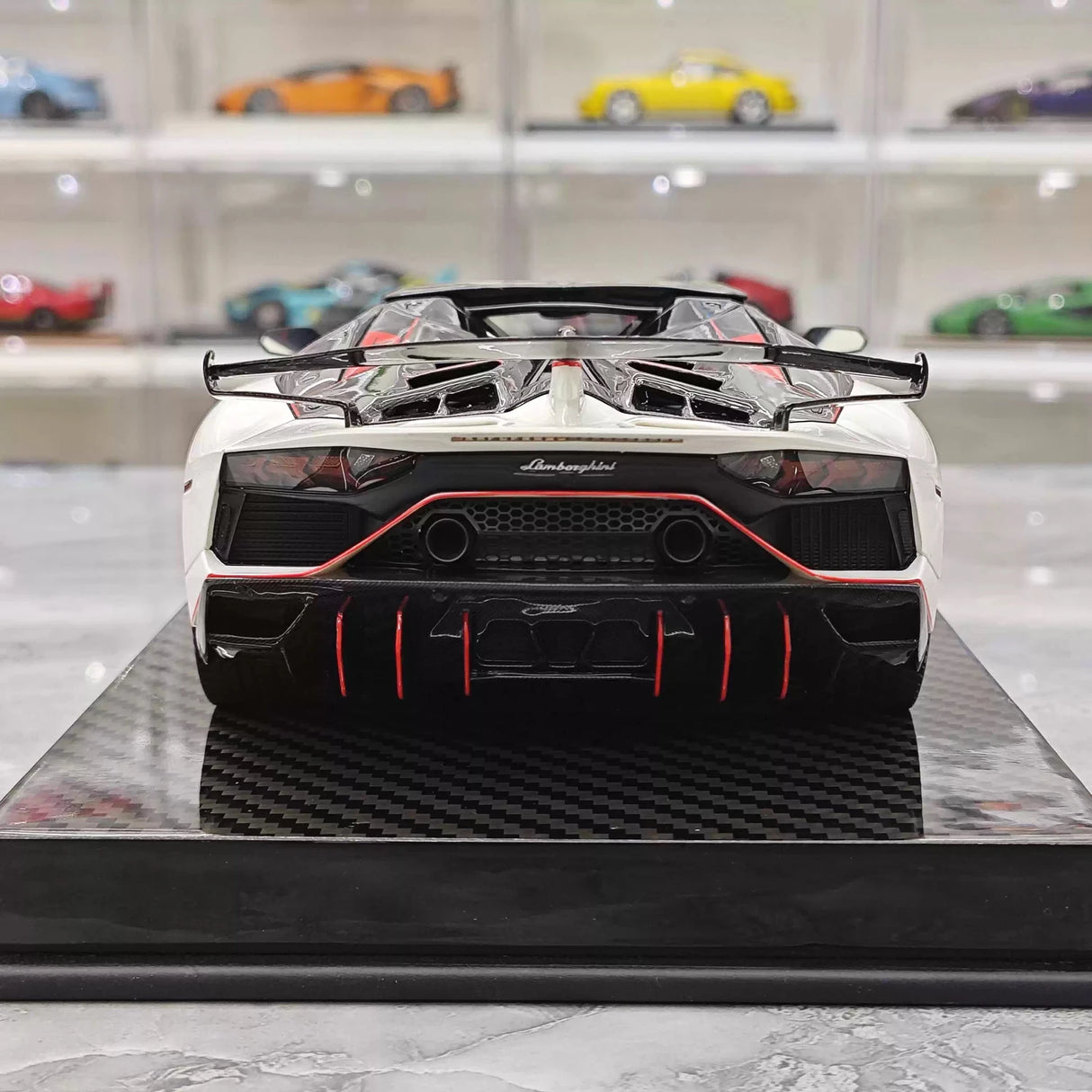 Ultra Unique Lamborghini 2019 Aventador SVJ wit 1:18 – Collectible resin Model resin