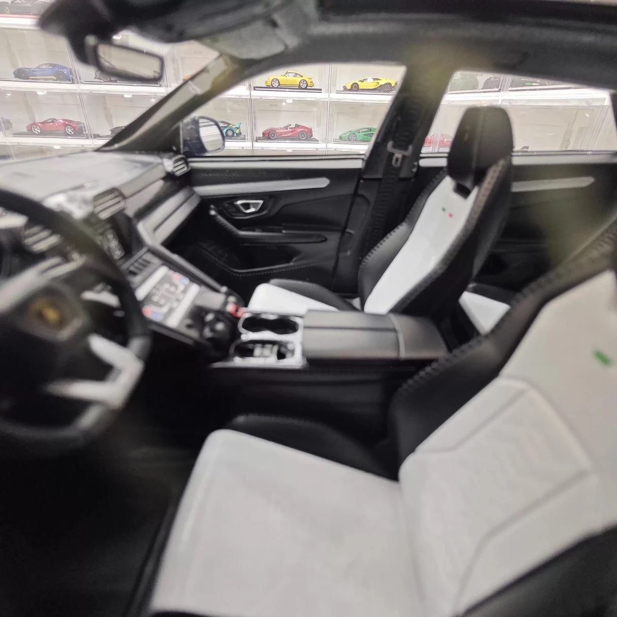 Ultra Unique Lamborghini 2019 Urus Widebody Black 1:18 – Collectible Resin Model Resin