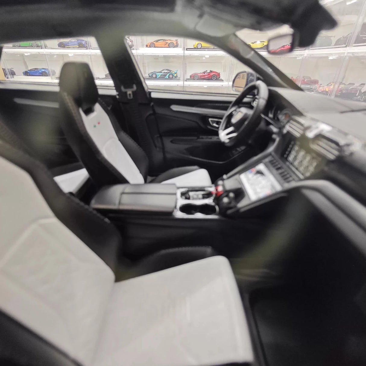 Ultra Unique Lamborghini 2019 Urus Widebody Black 1:18 – Collectible Resin Model Resin