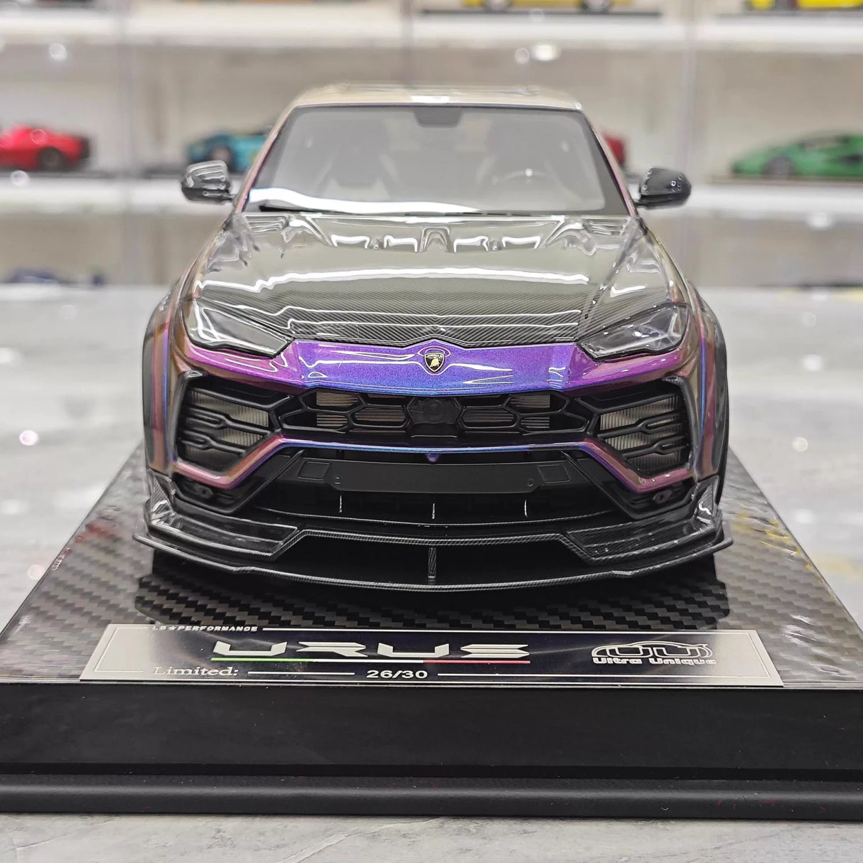 Ultra Unique Lamborghini 2019 Urus Gradient Broadbody 1:18 – kolekcjonerska żywica modelowa żywica