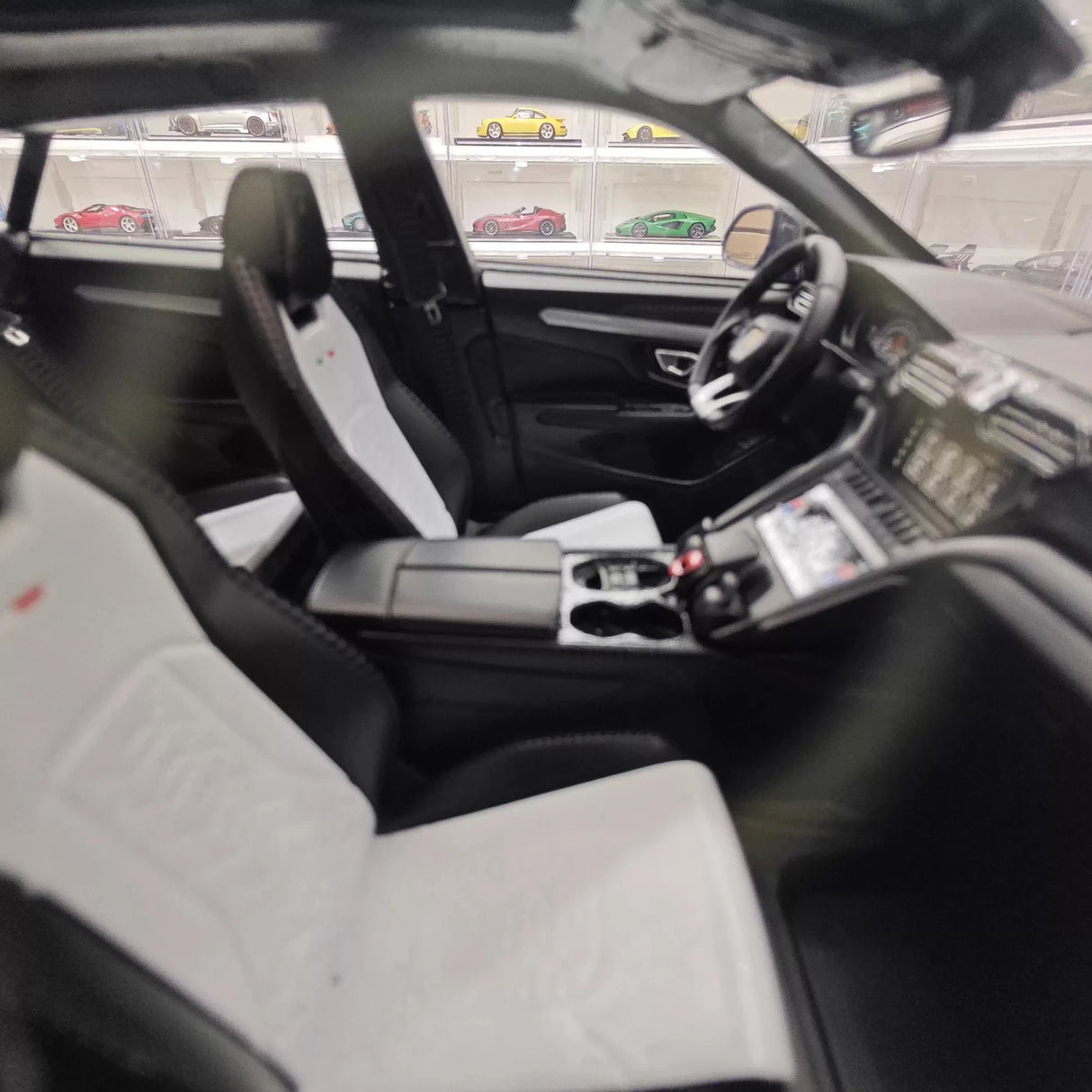 Ultra Unique Lamborghini 2019 Urus Gradient Broadbody 1:18 – kolekcjonerska żywica modelowa żywica