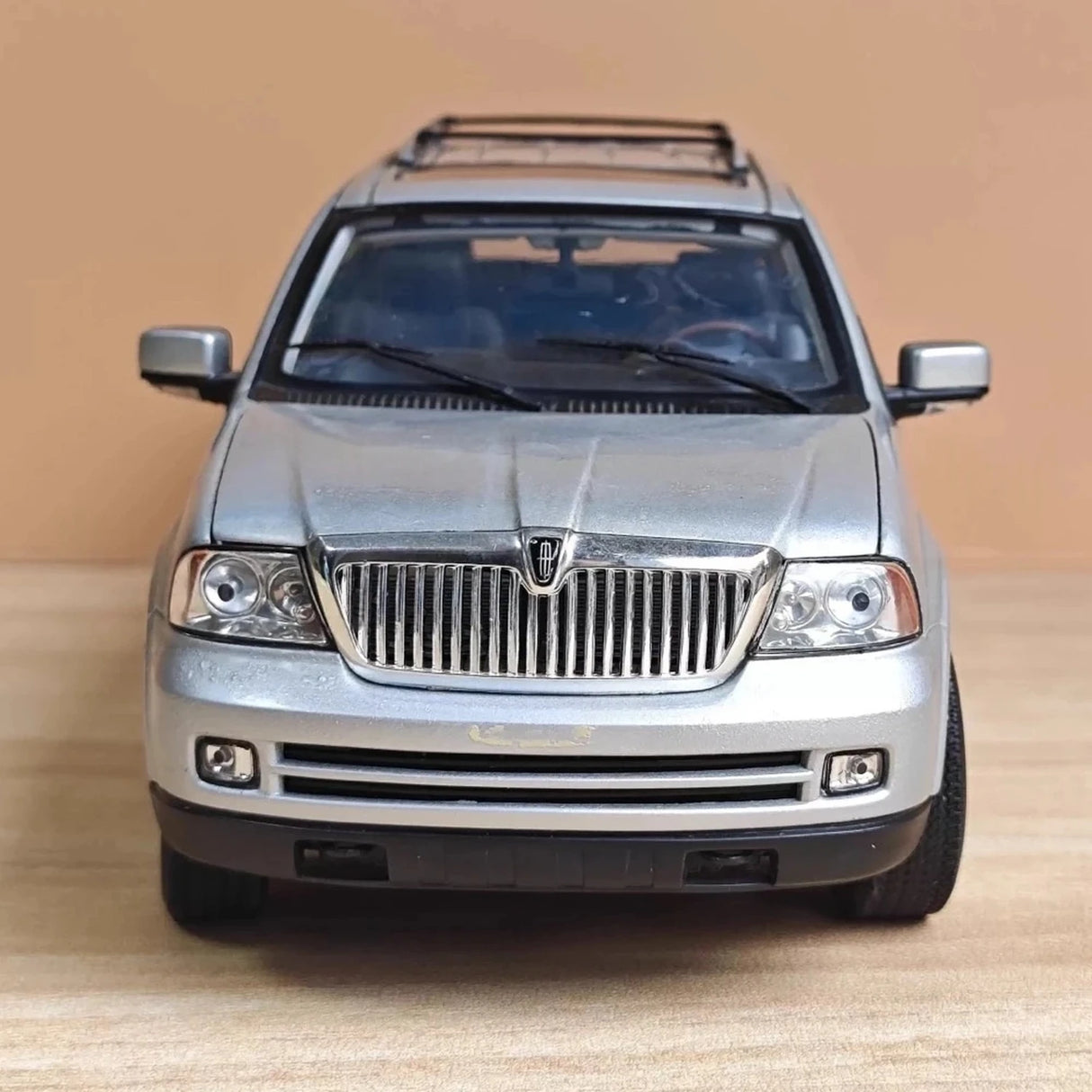Welly Lincoln 2005 Navigator فضي 1:18 – نموذج عرض معدني مصبوب