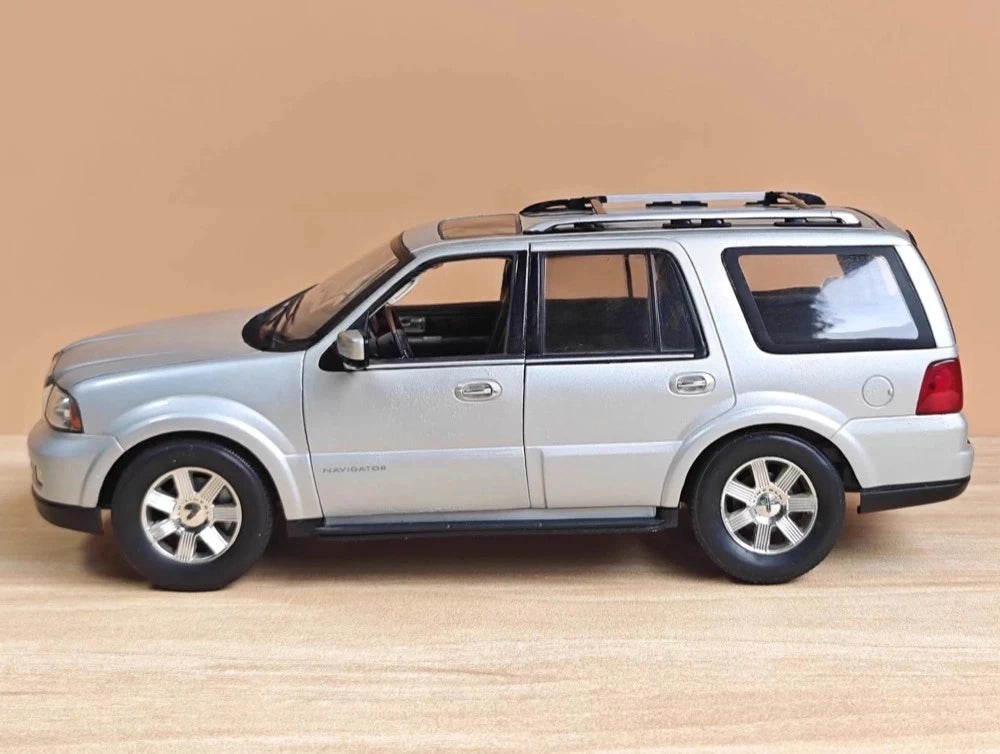 Welly Lincoln 2005 Navigator فضي 1:18 – نموذج عرض معدني مصبوب