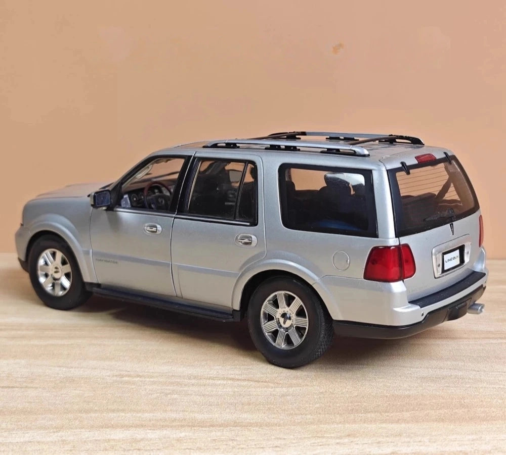 Welly Lincoln 2005 Navigator srebrny 1:18 – odlewany model ekspozycyjny