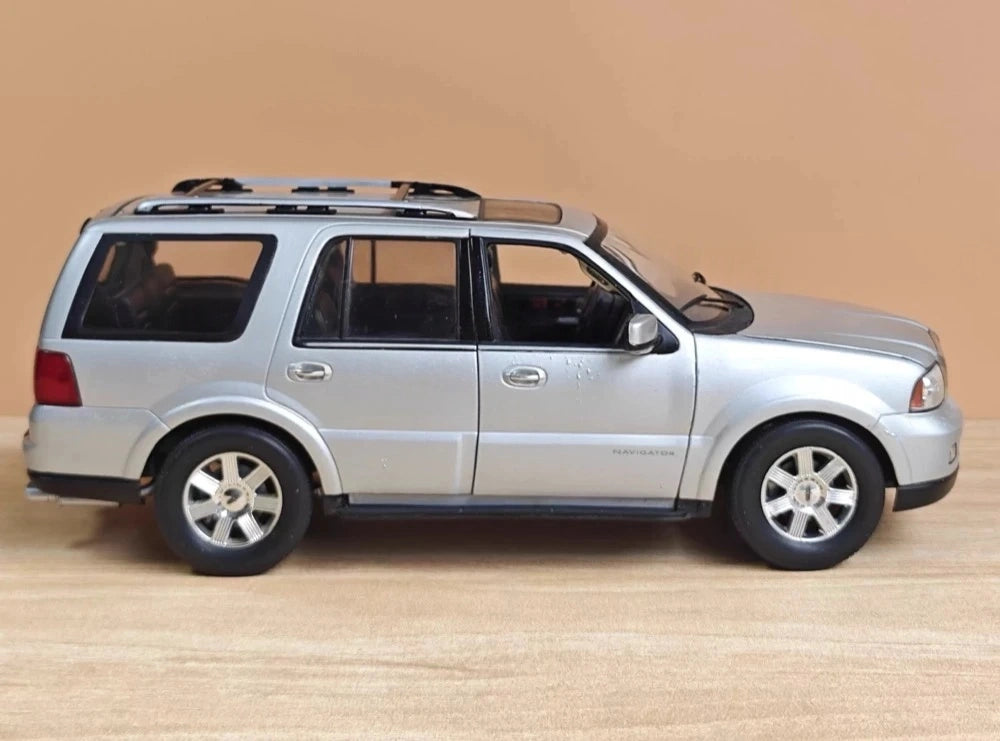 Welly Lincoln 2005 Navigator srebrny 1:18 – odlewany model ekspozycyjny