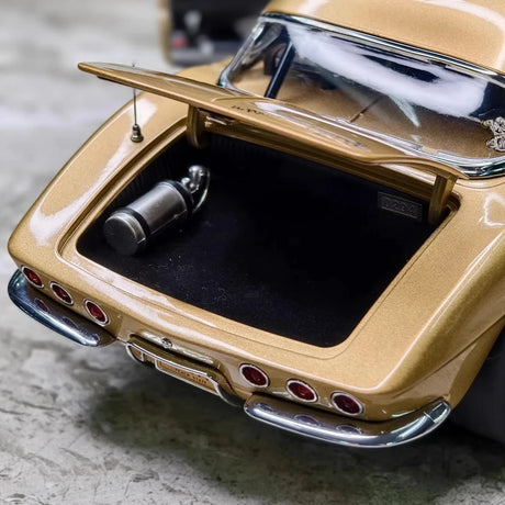 [ACME] 1:18 Chevrolet 1961 Corvette Gasser Gold Model Car Die-Cast