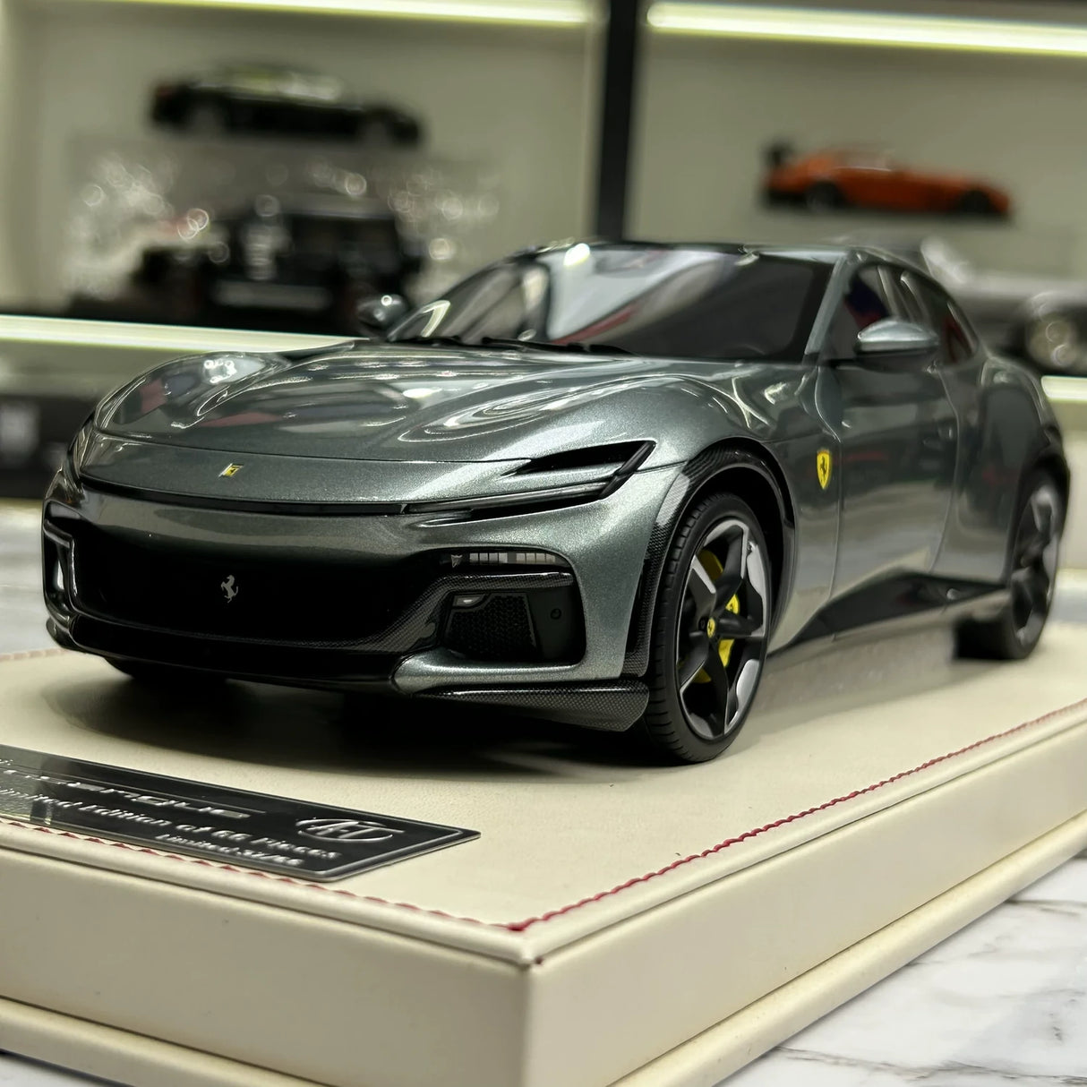 AT Ferrari 2023 Purosangue Grigio Titanio 1:18 – Resina modelo de resina coleccionable