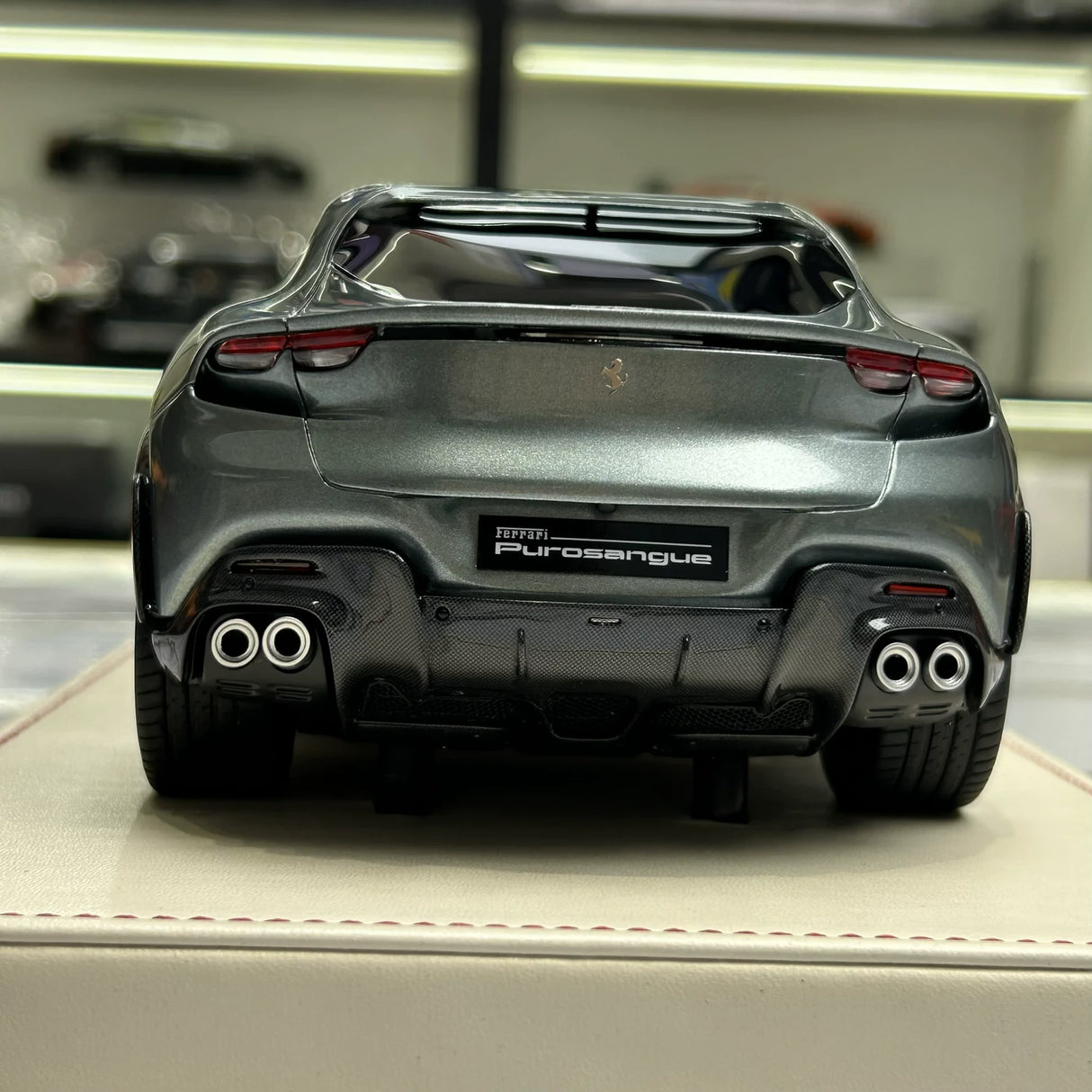 AT Ferrari 2023 Purosangue Grigio Titanio 1:18 – Resina modelo de resina coleccionable