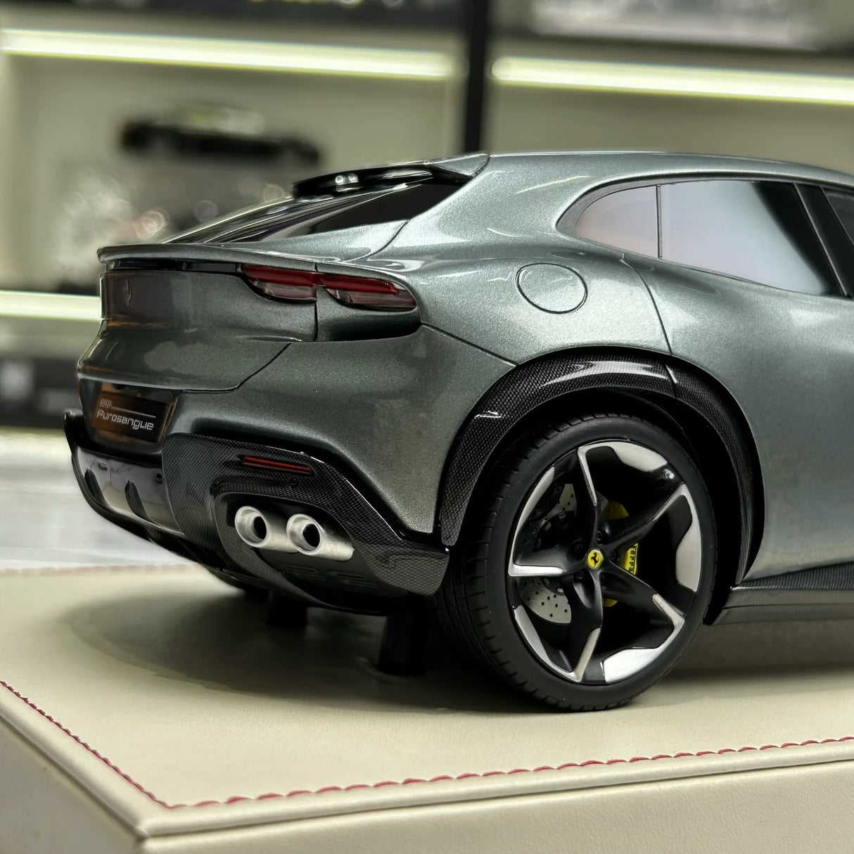 AT Ferrari 2023 Purosangue Grigio Titanio 1:18 – Resina modelo de resina coleccionable
