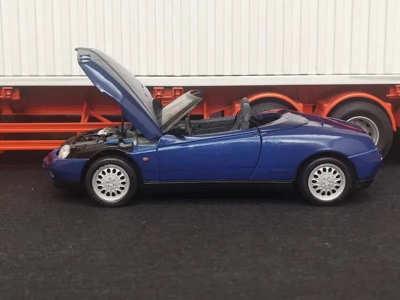 1:18 Alfa Romeo 1995 Spider (916) Die Cast Model Car