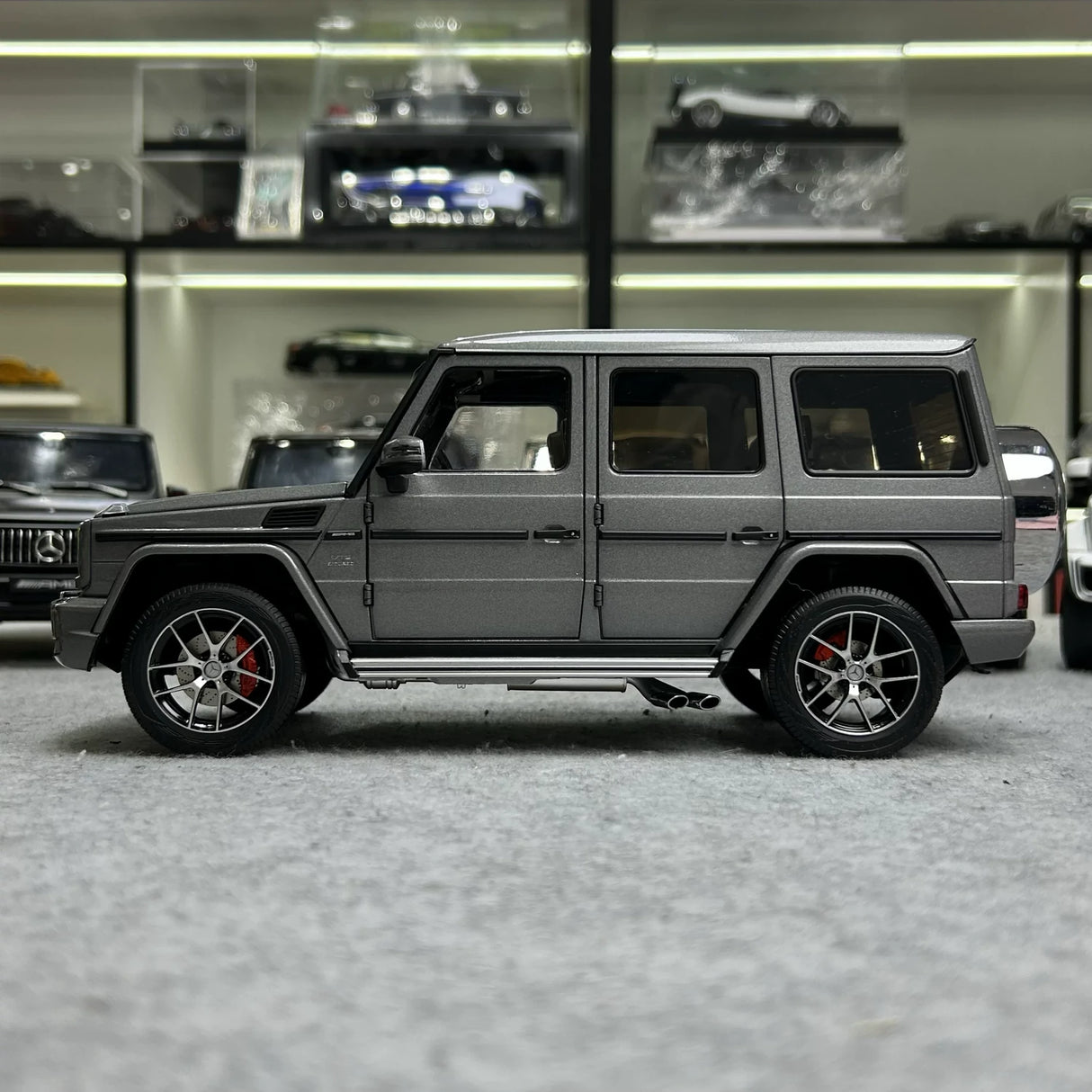 Almost Real Mercedes-AMG 2015 G 63 W463 Arabian cinzento 1:18 – modelo de coleção em metal fundido