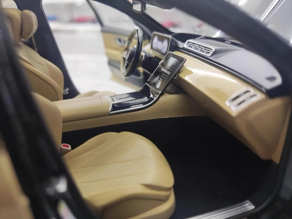[Almost Real] 1:18 Mercedes-Maybach 2021 S-Class zwart & goud modelauto Die-Cast