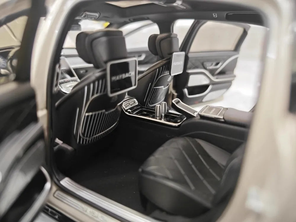 [Almost Real] 1:18 Mercedes-Maybach 2021 S-Class nero & bianco modellino di auto Die-Cast