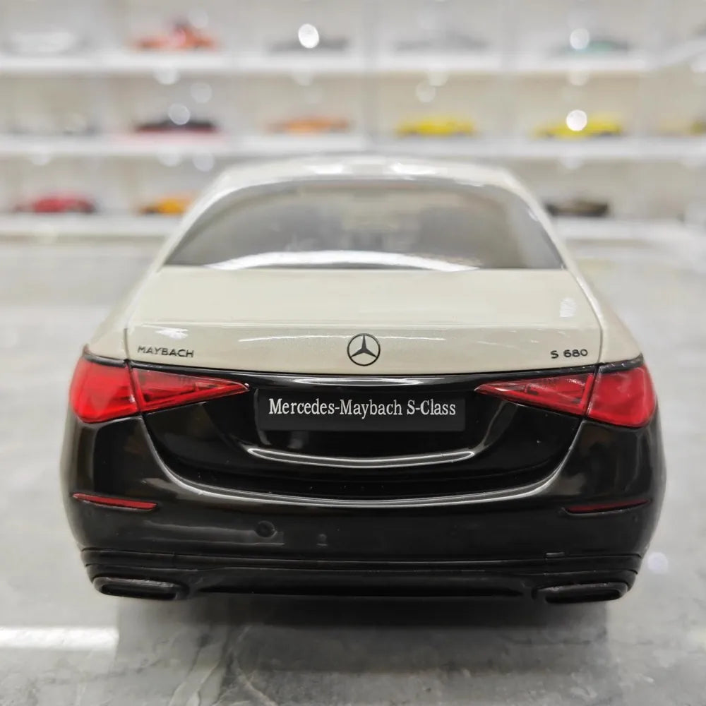 [Almost Real] 1:18 Mercedes-Maybach 2021 S-Class zwart & wit modelauto Die-Cast