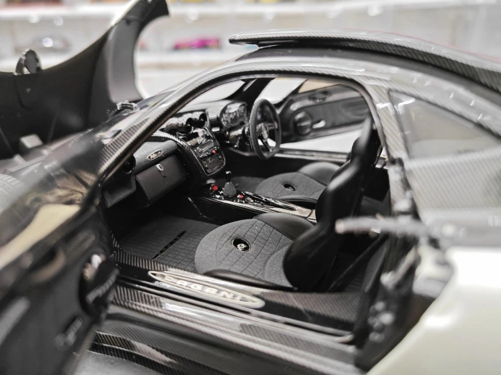 [Almost Real] 1:18 Pagani 2009 Zonda Cinque Coupe White Model Car Die-Cast