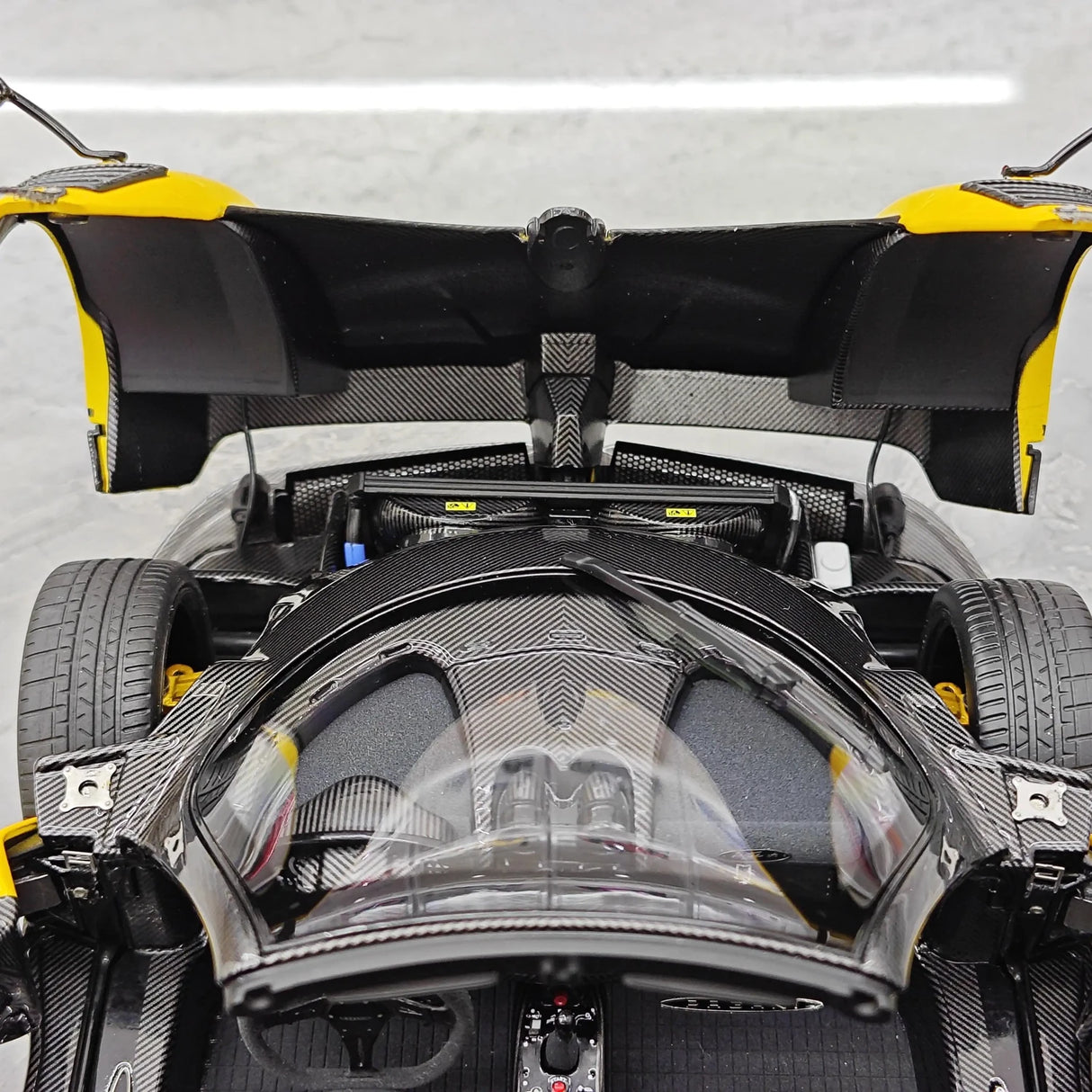 Almost Real Pagani 2009 Zonda Cinque Roadster Yellow 1:18 – Modello da collezione in pressofuso