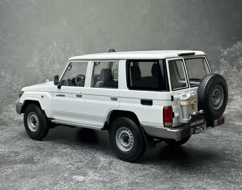 [Almost Real] 1:18 Toyota 2017 Land Cruiser 76 Series White Model Car Die-Cast