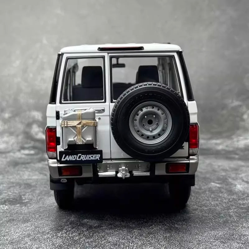 [Almost Real] 1:18 Toyota 2017 Land Cruiser 76 Series White Model Car Die-Cast