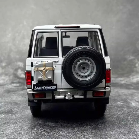 [Almost Real] 1:18 Toyota 2017 Land Cruiser 76 Series White Model Car Die-Cast